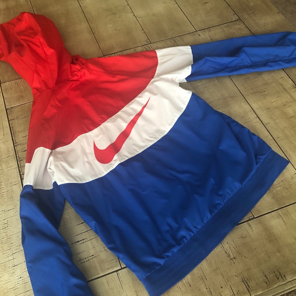 Nike windbreaker w/zipper and hood.